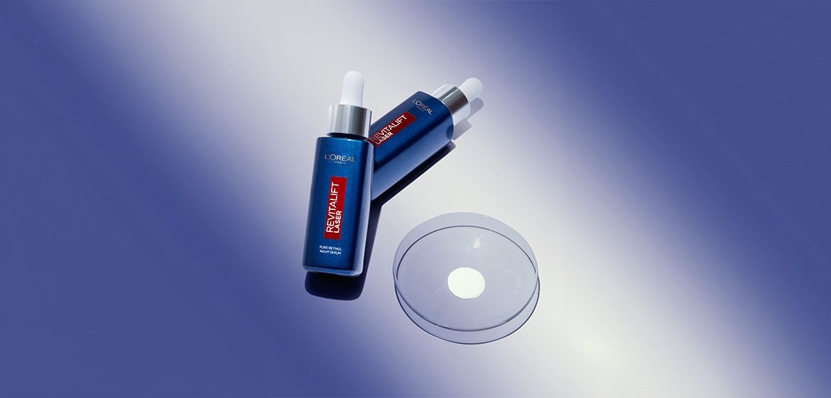 Revitalift Laser X3 Anti-Falten Nacht Serum mit purem Retinol - Produktabbildungen vor blauem & grauem Hintergrund